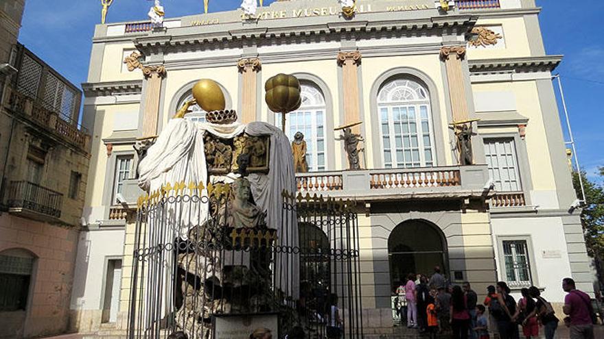 El Monument a Francesc Pujols es troba a la plaça Gala-Dalí