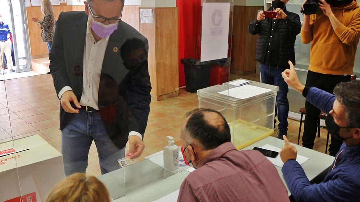 Diego Conesa votando en la consulta a la militancia ayer