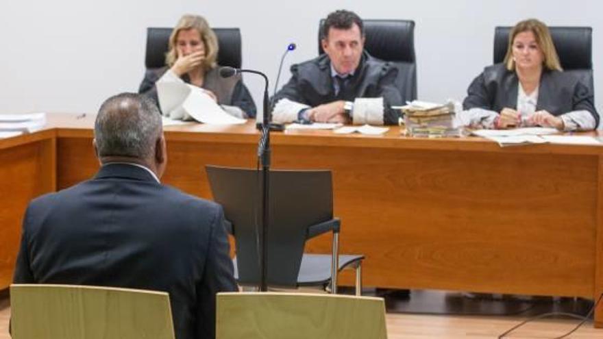 El acusado sentado en el banquillo el día que comenzó el juicio.