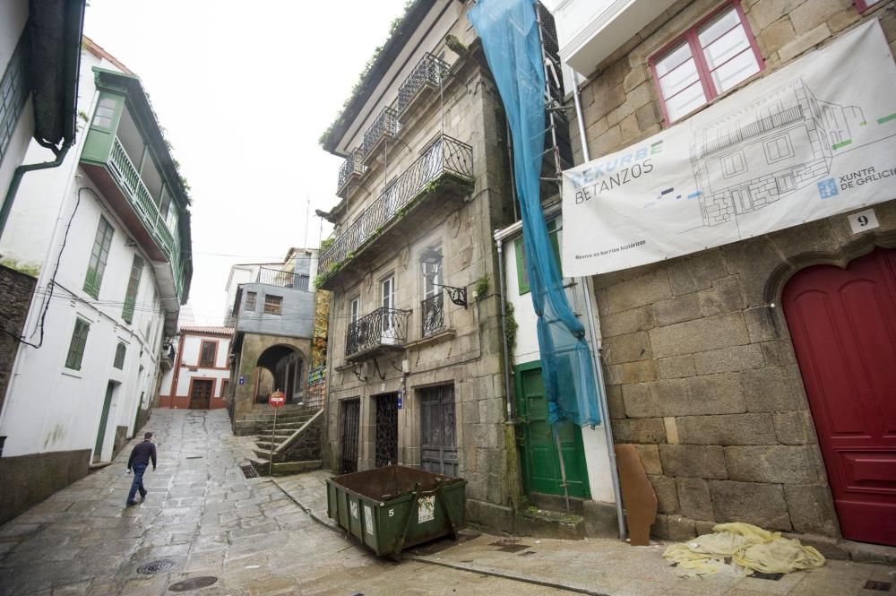 Dos casas en ruinas se derrumban en Betanzos