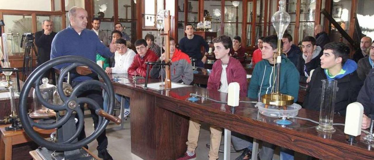 Amadeo Blanco realizó varias demostraciones en el gabinete de Física. // Iñaki Osorio