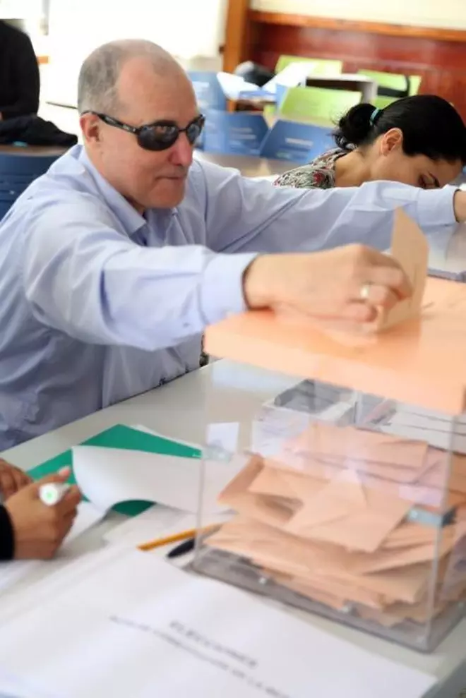Antonio Acosta es el primer ciudadano sordociego de España al que le ha tocado presidir una mesa electoral
