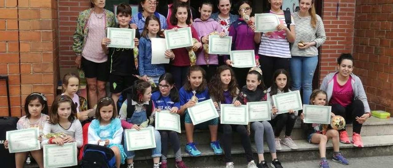 Ganadores, finalistas, jurado y organizadores del concurso de talentos &quot;Yes Mundial&quot; del colegio de Infiesto.