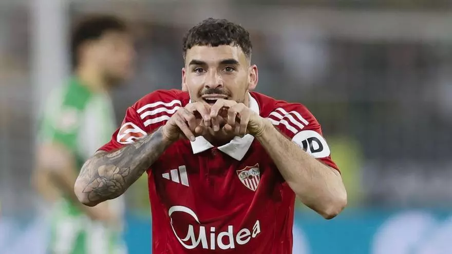 Isaac Romero saca un misil con la izquierda y manda el balón a la red