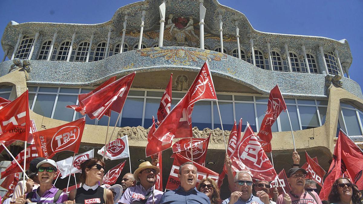 Protesta de los sindicatos ante laAsamblea Regional para reclamar el convenio de hostelería, en una imagen de archivo