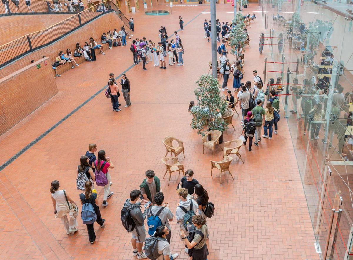 Quatre de cada deu nous migrants tenen estudis superiors