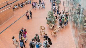 Quatre de cada deu nous migrants tenen estudis superiors