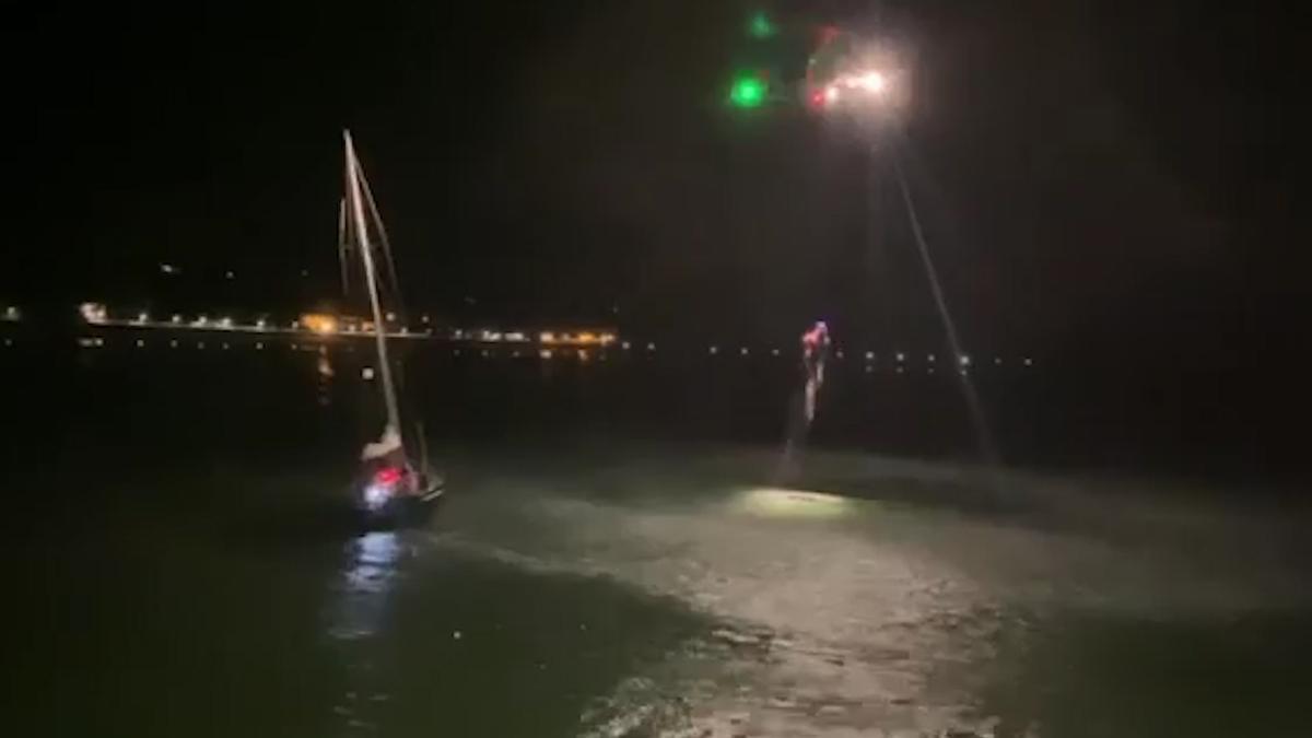 Rescate de un velero en Ribadesella