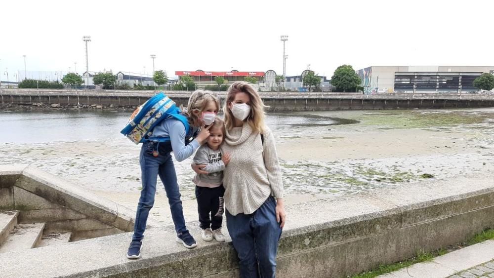 Los menores salen a la calle con juguetes, pelotas, patinetes, peluches y mascarillas después de 42 días de confinamiento - Los padres celebran el final del largo encierro en sus casas.