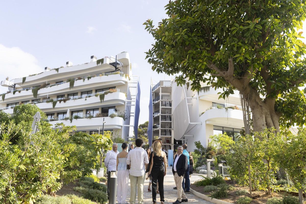 La inauguración de Delfin Natura tuvo lugar este jueves, 10 de julio, y reunió autoridades locales, inversores, figuras destacadas del sector inmobiliario y medios.