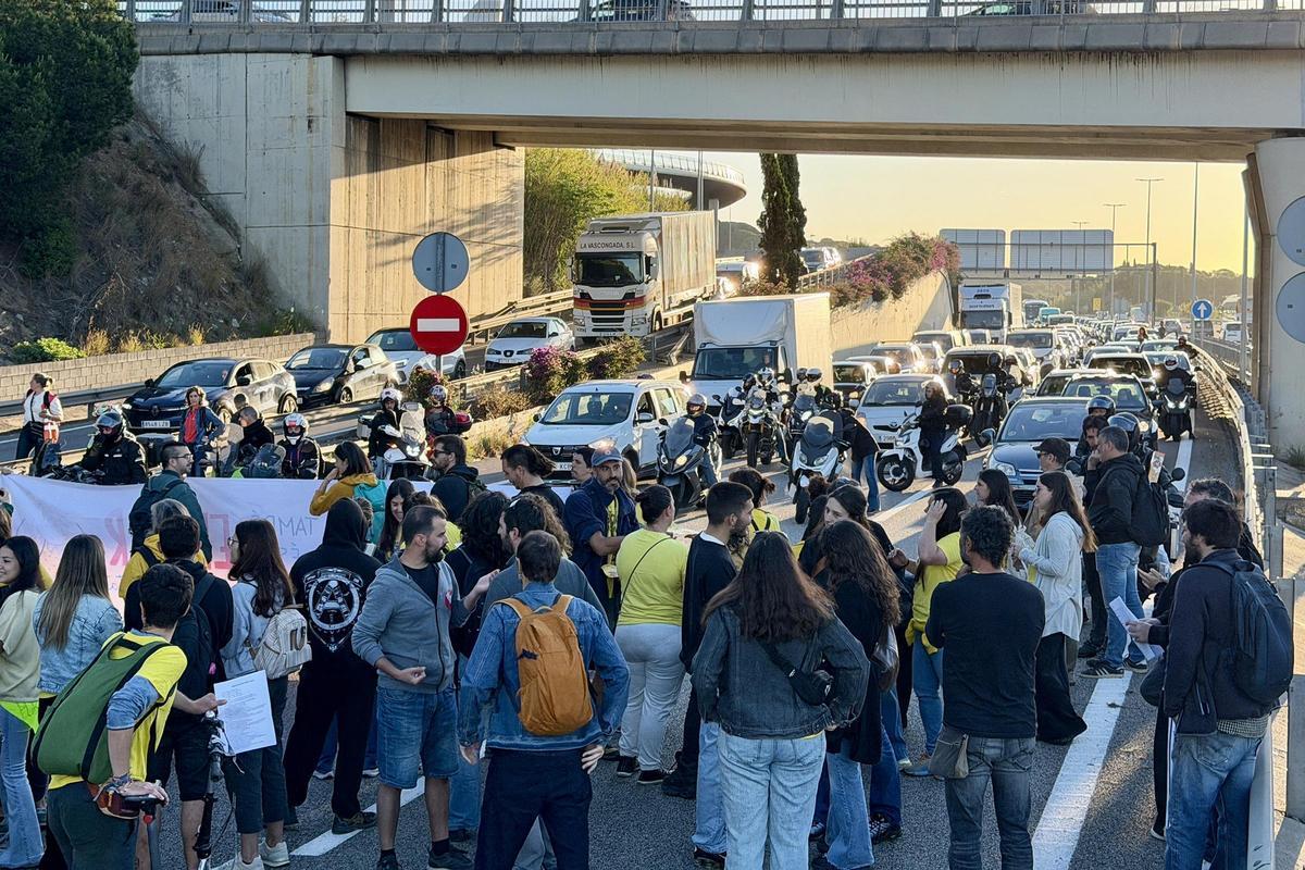 Los profesores cortan la C-32 en Mataró
