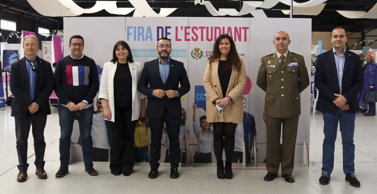 El alcalde de Vila-real, José Benlloch, ha presidido la inauguración de la Fira de l&#039;Estudiantat, en la que también ha estado, Manuel Monzón.el subdelegado de Defensa en Castellón,  entre otros,