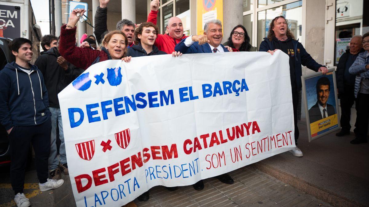 Joan Laporta, con aficionados del Barça en Mollerussa