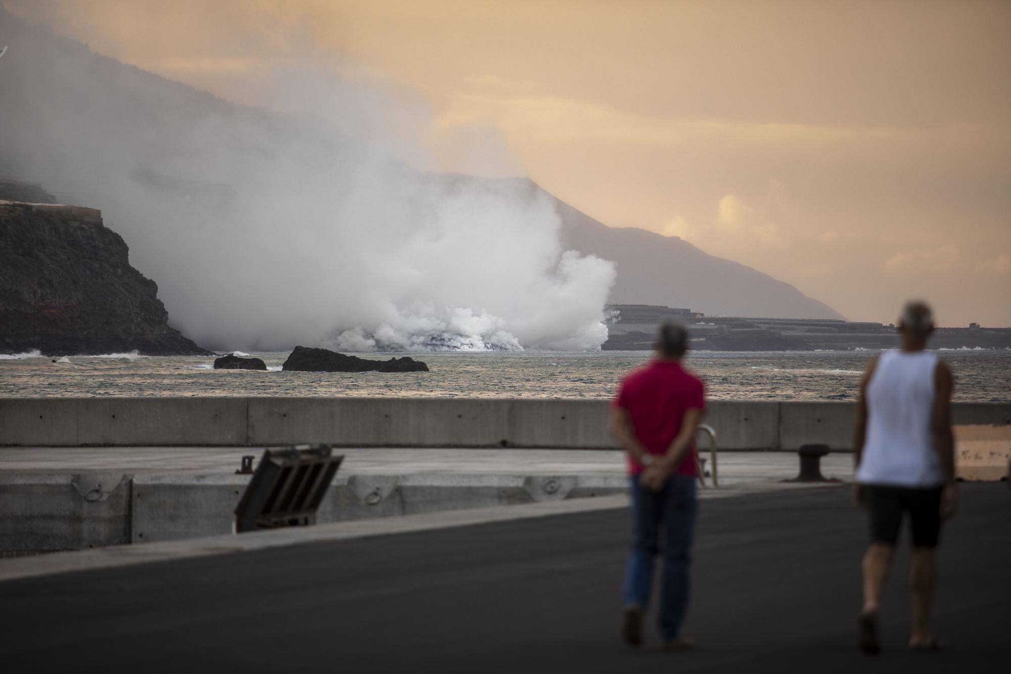 Se forma un delta con la lava del Tajogaite que cae al mar