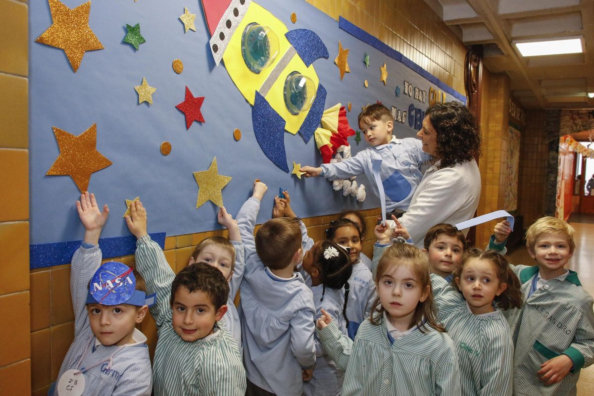 Alumnos del colegio decorando el pasillo del centro