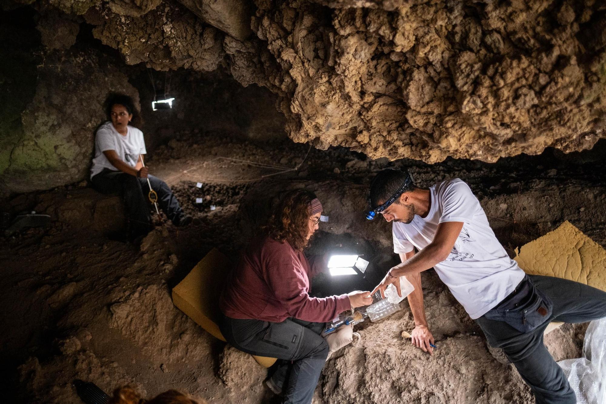 Excavación arqueológica en la Cueva de los Cabezazos, en Tegueste