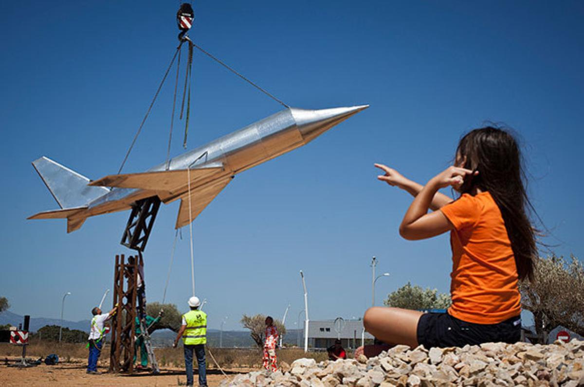 El ’primer avió que aterra a l’aeroport de Castelló’, l’obra escultòrica de 24 metres d’altura de l’artista Juan Ripollés, dedicada a l’expresident Carlos Fabra.