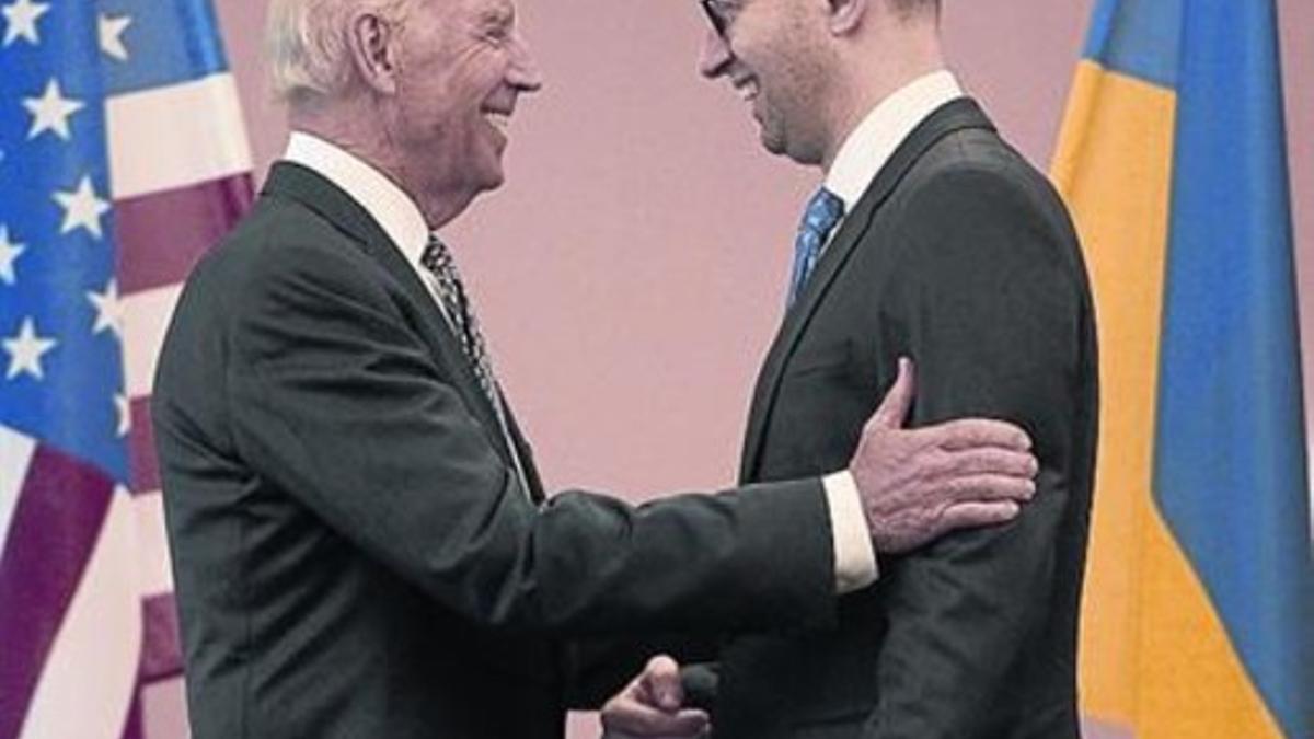 Joe Biden saluda al primer ministro de Ucrania Arseni Yatseniuk, ayer.