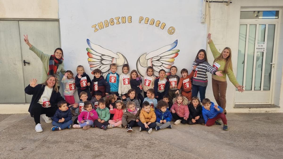 Los alumnos mostrando un mural de la paz