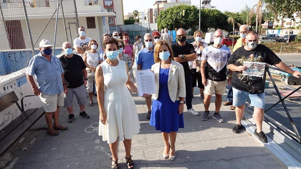 Begoña Medina, viceportavoz del grupo municipal socialista, y  Rosa del Mar Rodríguez, concejala socialista, en Parque del Sur.