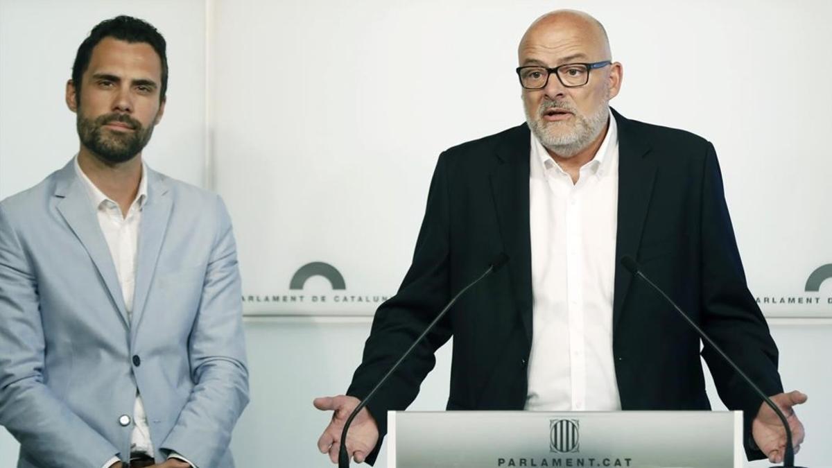 Roger Torrent y Lluís Corominas, este jueves, en la rueda de prensa que han ofrecido en el Parlament.