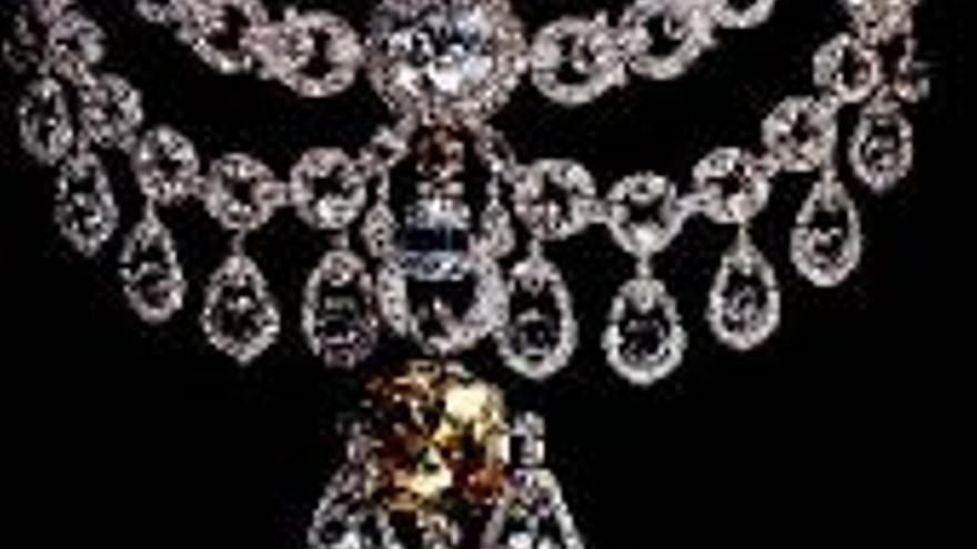 Barcelona brilla con la pluma y el collar de diamantes más lujosos de todo el mundo