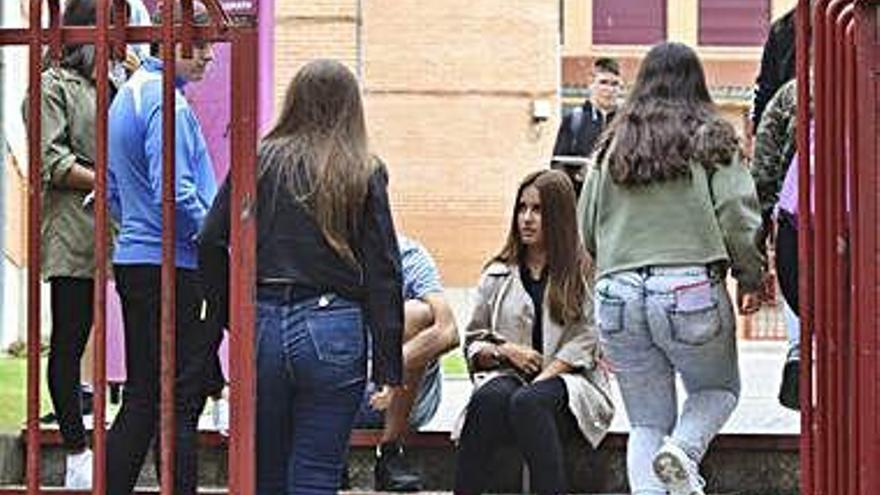 Alumnos a las puertas del IES Maestro Haedo.