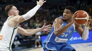 Giannis Antetokounmpo, defendido por Sedekerskis en el duelo de este martes. 