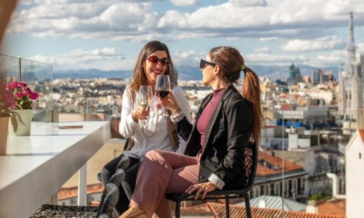 Algunos de los hoteles asociados son el VP Plaza España Design, o el Hotel Palacio de los Duques