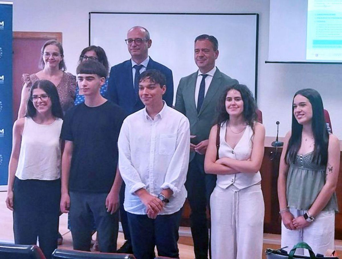Al acto de entrega de premios de este certamen escolar asistieron los consejeros Víctor Marín y Marcos Ortuño. | UCOERM