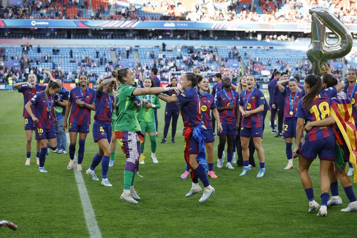 Cata Coll celebra con sus compañeras del Barça el título tras la final de Oslo