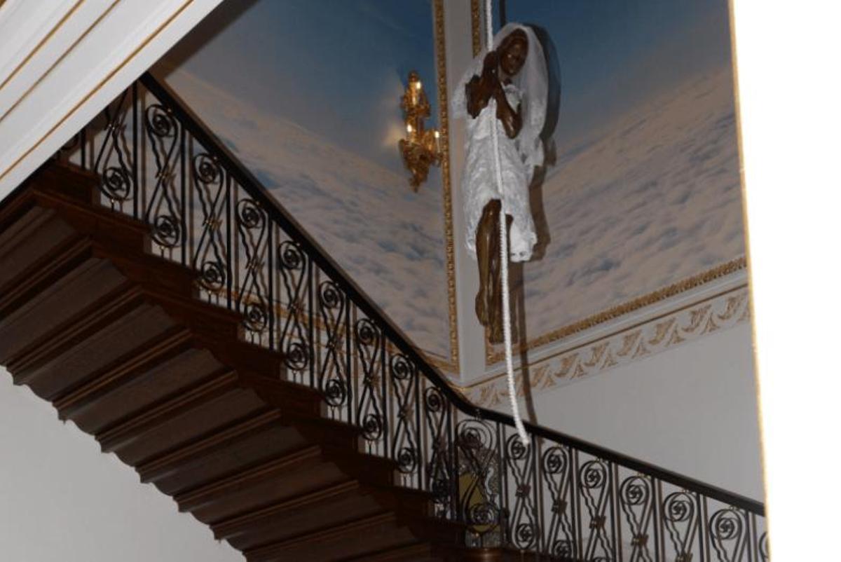 Escultura de una mujer vestida de novia en el interior de la mansión de Jeffrey Epstein en Manhattan