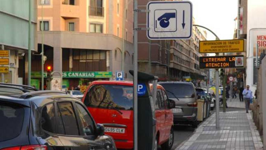 Vehículos aparcados, ayer, en la zona azul de la calle Francisco Gourié.  | andrés cruz