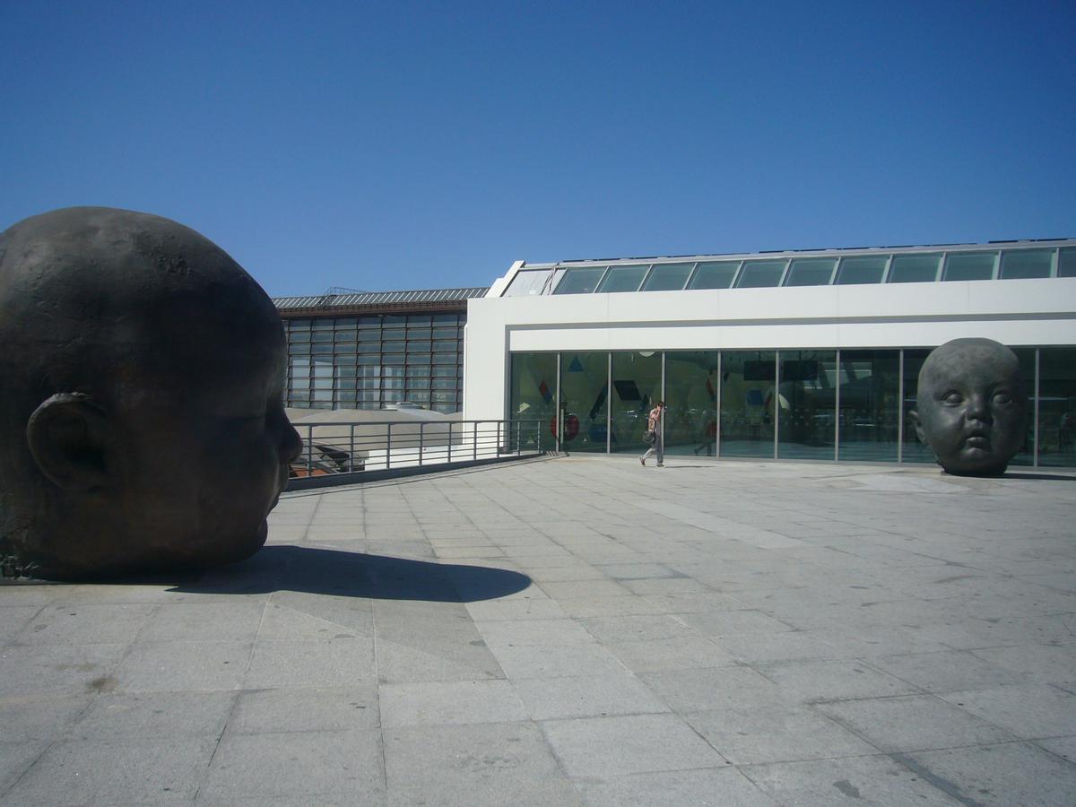 Imagen de las esculturas tras su instalación en la terminal de llegadas del AVE en el año 2010