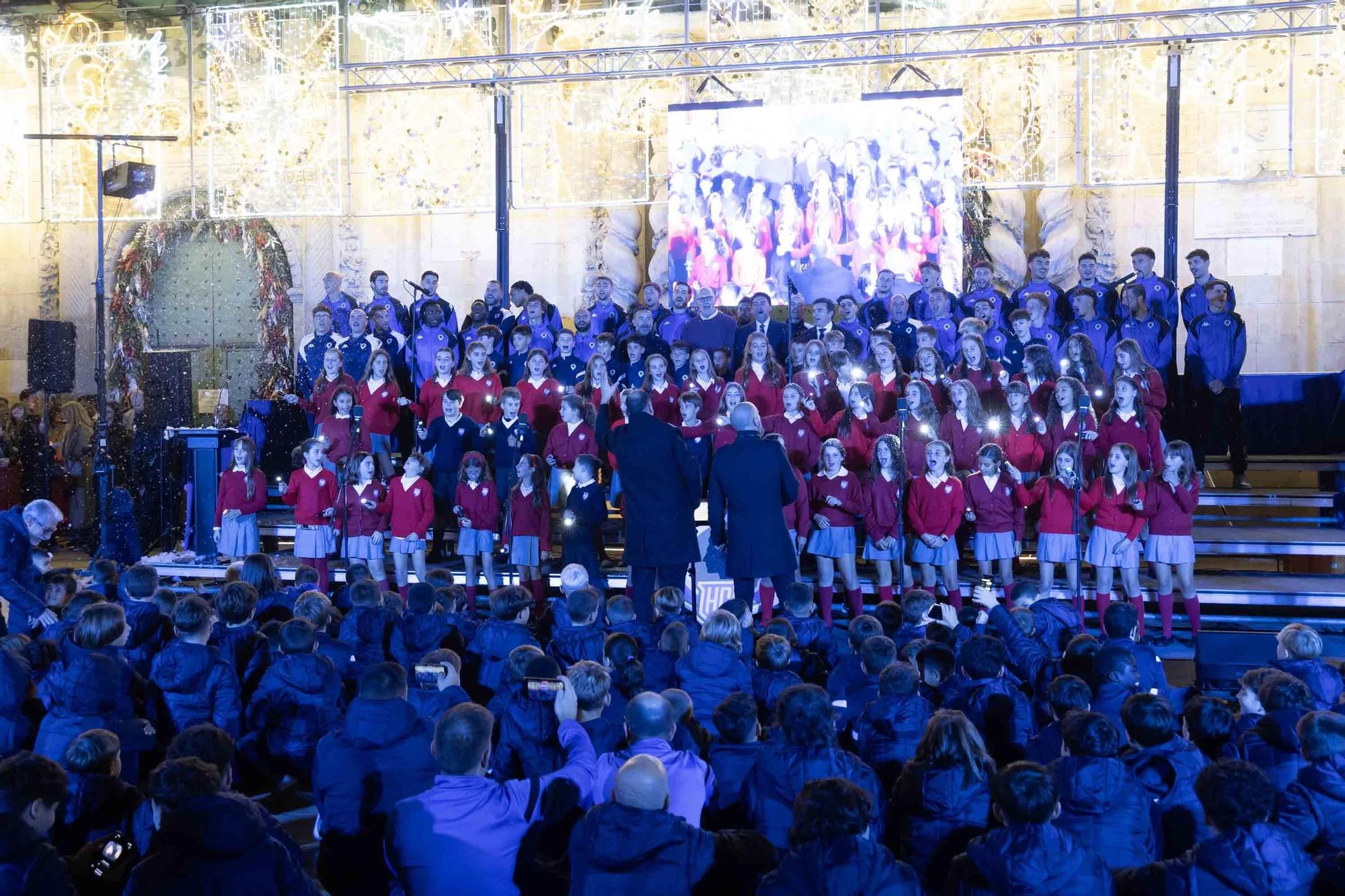 El Hércules interpreta el tradicional villancico junto al coro de los Jesuitas en la plaza del Ayuntamiento de Alicante.