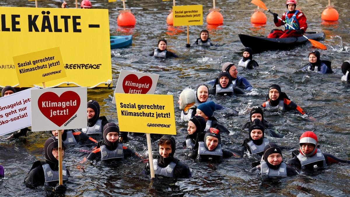 Protesta de Greenpeace en el río Spree de Berlín