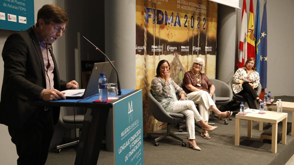 Por la izquierda, Pedro Fernández-Raigoso, Teresa Fernández Marmiesse, Charo Gómez y María Goretti, en la presentación de las jornadas «Mujeres de empresa: lenguaje financiero y fórmulas de financiación», ayer, en la Feria de Muestras. | A. González