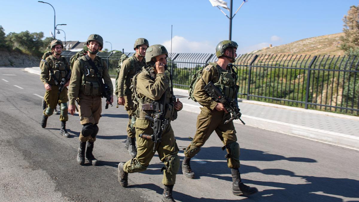 Militares israelíes en Metula, cerca de la frontera con Líbano