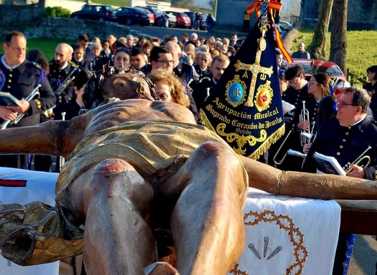 El Cristo de la Salud portado a hombros en El Fresno.