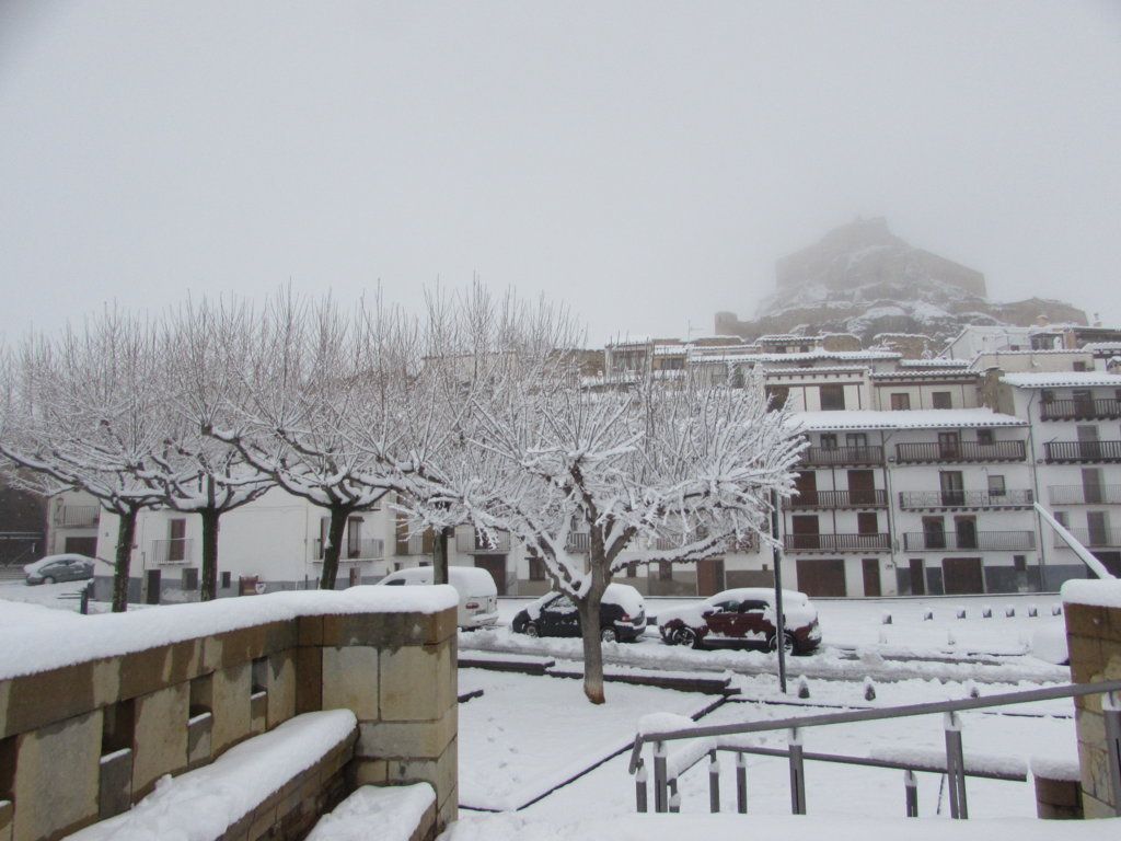 La nieve cubre Morella de blanco