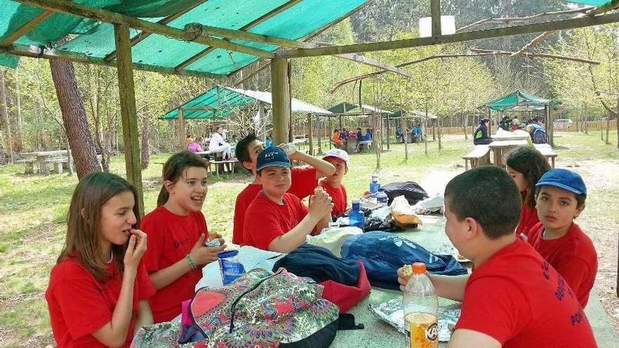 Los jóvenes realizaron una comida campestre en las mesas del área recreativa de Chans.  // S.Á.