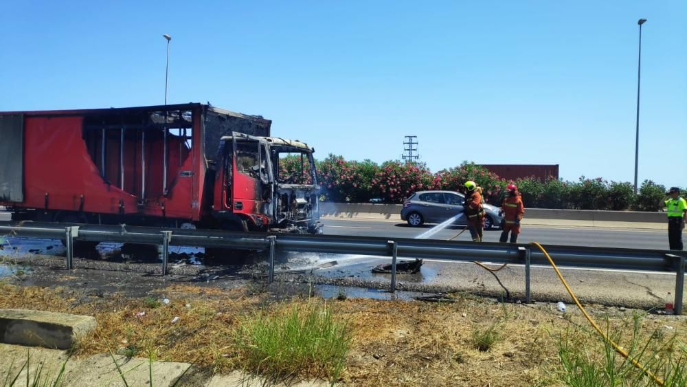 Se incendia un camión en la V-21 en Carroja