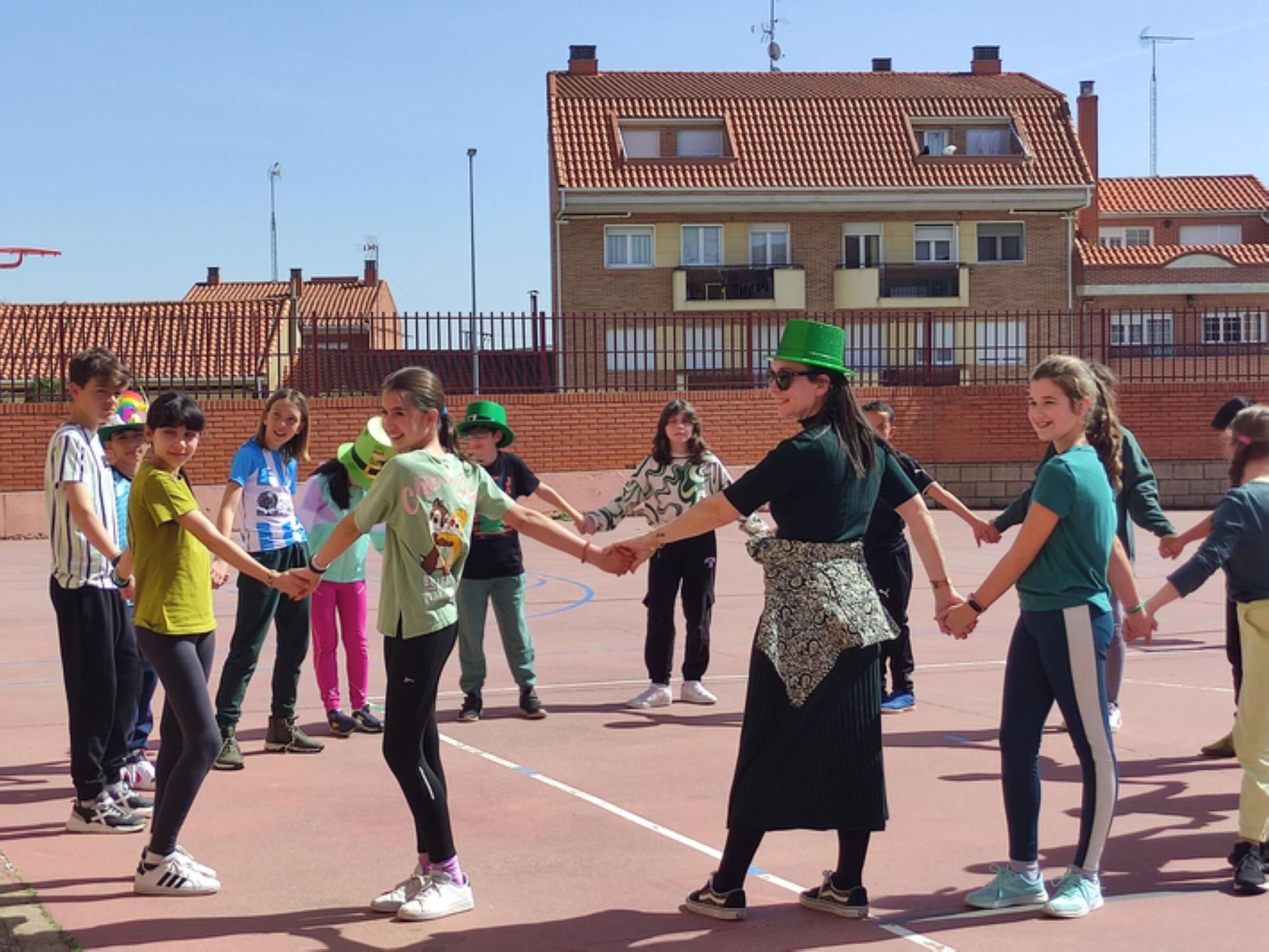 Así de bien lo pasan en el CEIP Buenos Aires de Benavente en la fiesta de St Patrick's Day