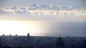 Nubes en el horizonte de Barcelona.