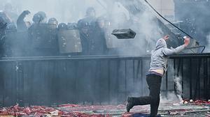 Els aficionats més radicals del PSG van llançar bengales i petards als antiavalots davant de la Torre Eiffel.