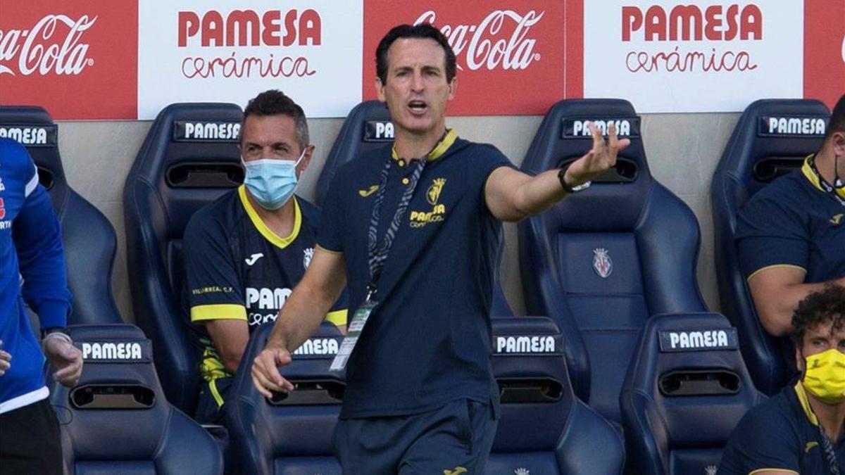 Emery, dirigiendo un partido con el Villarreal