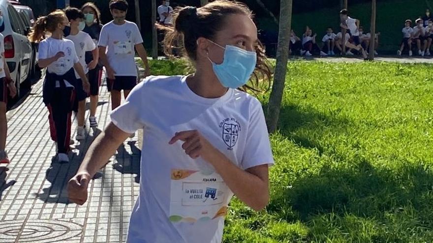 Niñas y niños corriendo en la carrera organizada por este colegio.