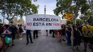 Miles de personas claman en Barcelona contra la masificación turística