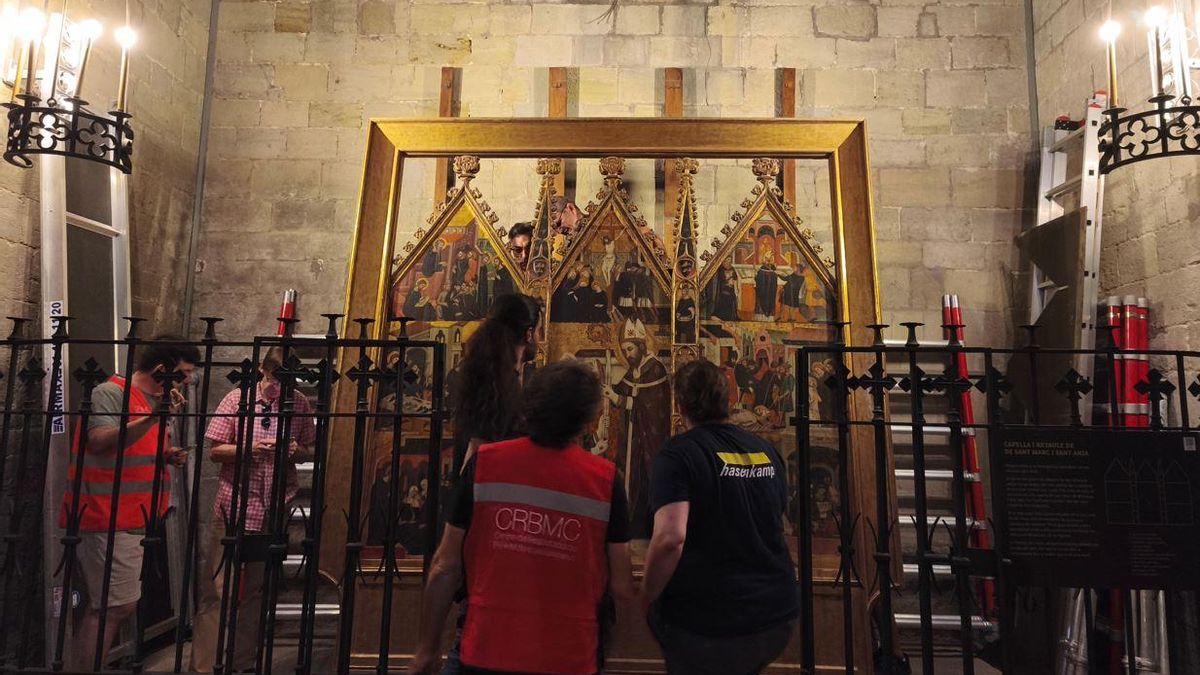 Una imatge del procés de trasllat del retaule de Sant Marc