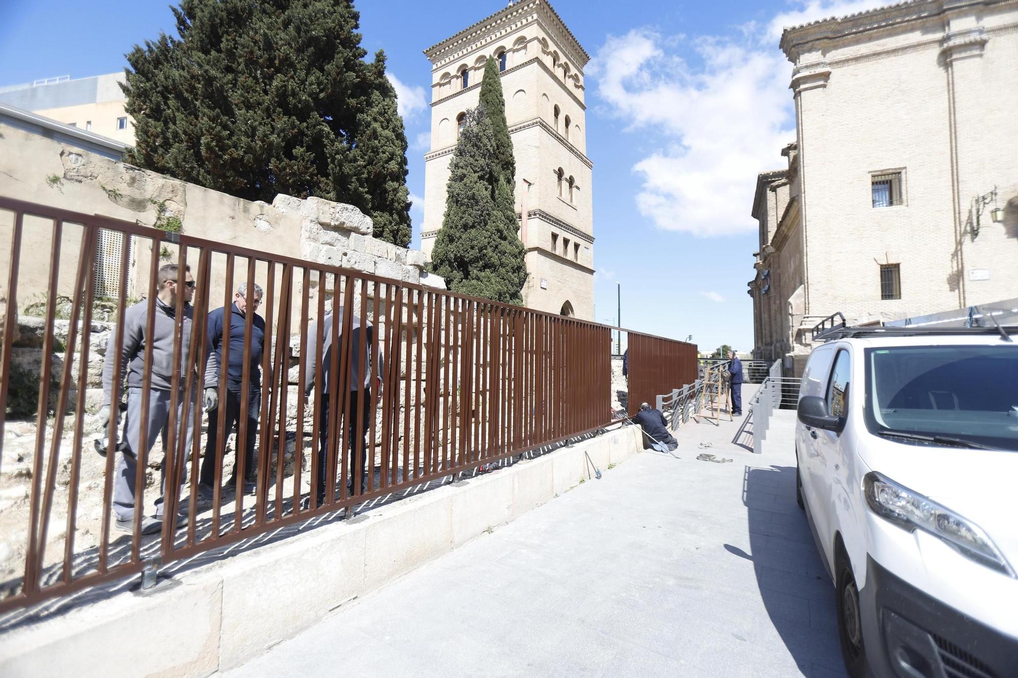 En imágenes | Colocan vallas en las Murallas Romanas de Zaragoza